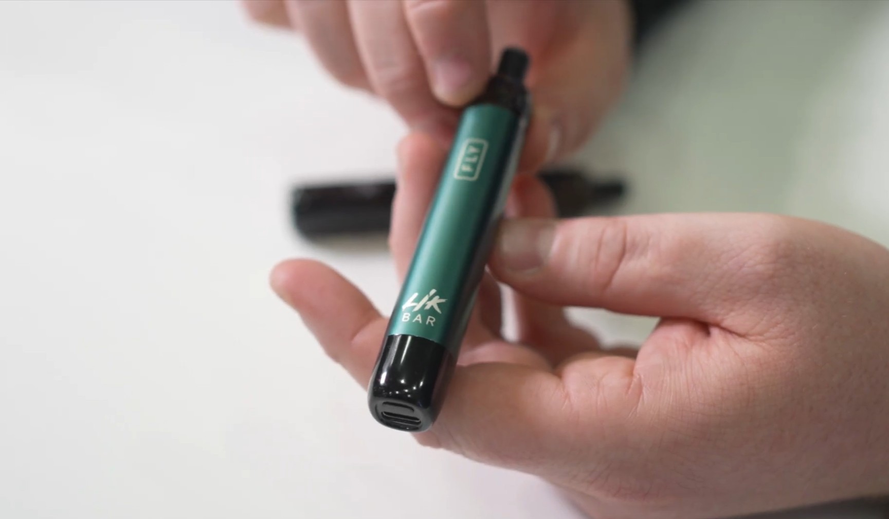 Lik Bar lancia le Nuove Sigarette Elettroniche Fly KIT e Fly POD Ricaricabile